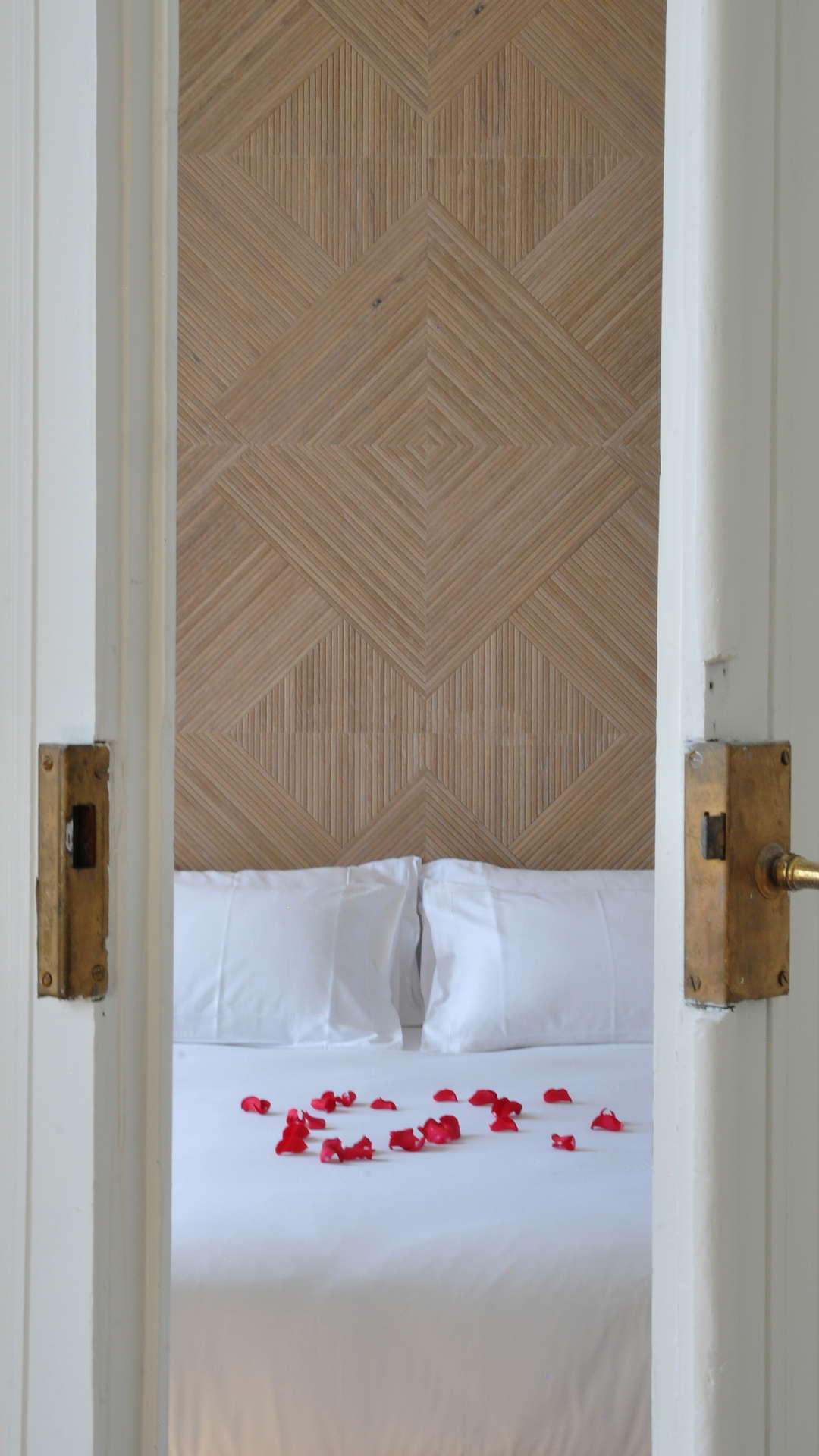 Pétale de rose sur le lit, appartement vacances sete, Les Clés Secrètes.