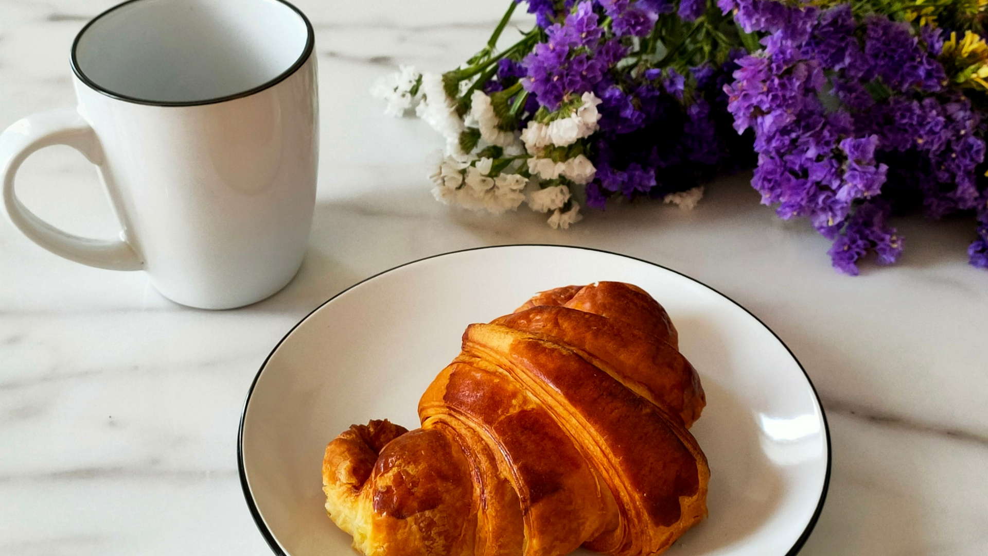 Petit déjeuner français avec croissants et café - Appartement Vacances Sète - Les Clés Secrètes