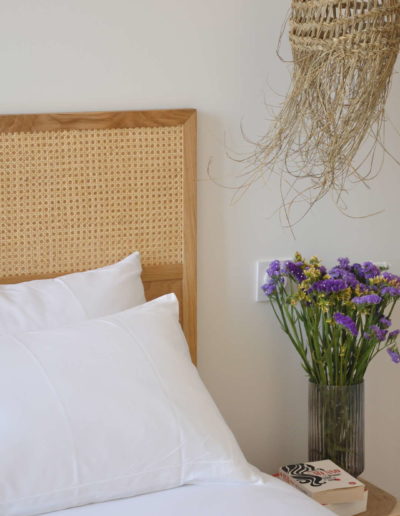 Coin chevet avec bouquet de fleurs violettes - Appartement Vacances Sète - Les Clés Secrètes