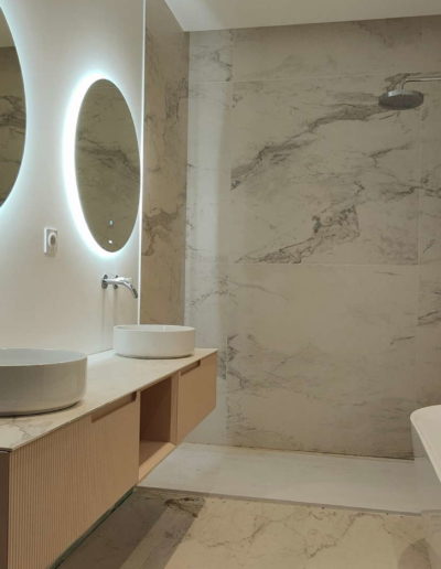 Grande salle de bain moderne avec deux lavabos, une douche et une baignoire, séjour occitanie, Les Clés Secrètes.
