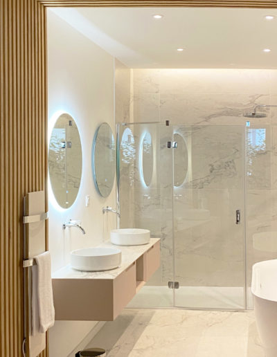 Intérieur de salle de bains moderne et élégante