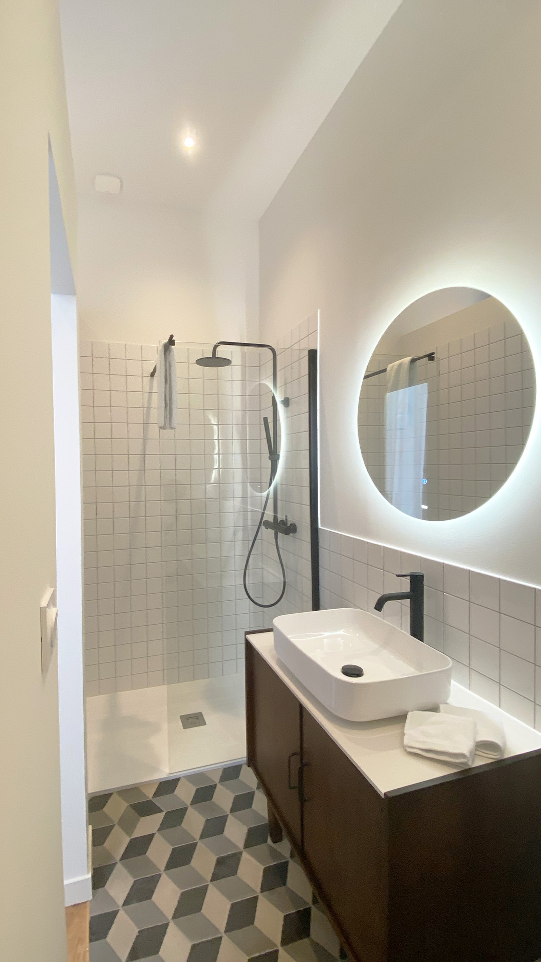 Intérieur d'une salle de bain moderne et épurée - Appartement Vacances Sète - Les Clés Secrètes